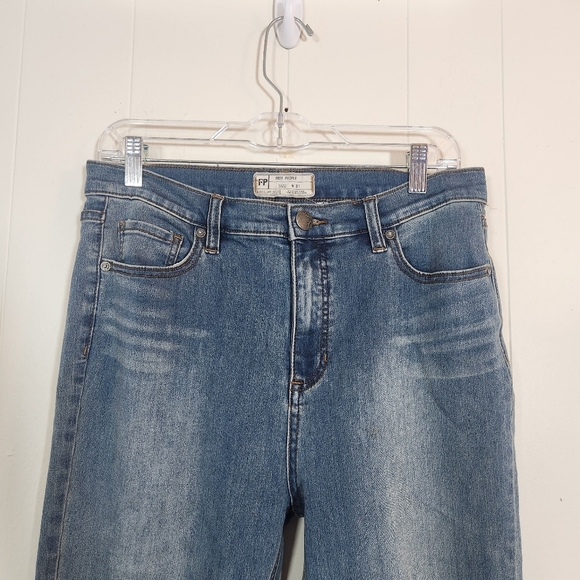 Free People Roller Crop Skinny Jeans Size 31/12 Medium Wash - Picture 5 of 16